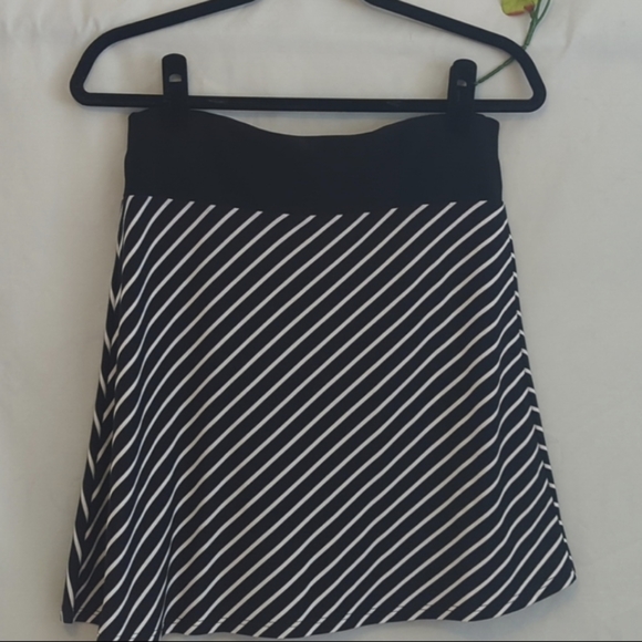 White House Black Market Chic & Sexy Skirt - Picture 3 of 4